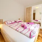 Mihael Apartman